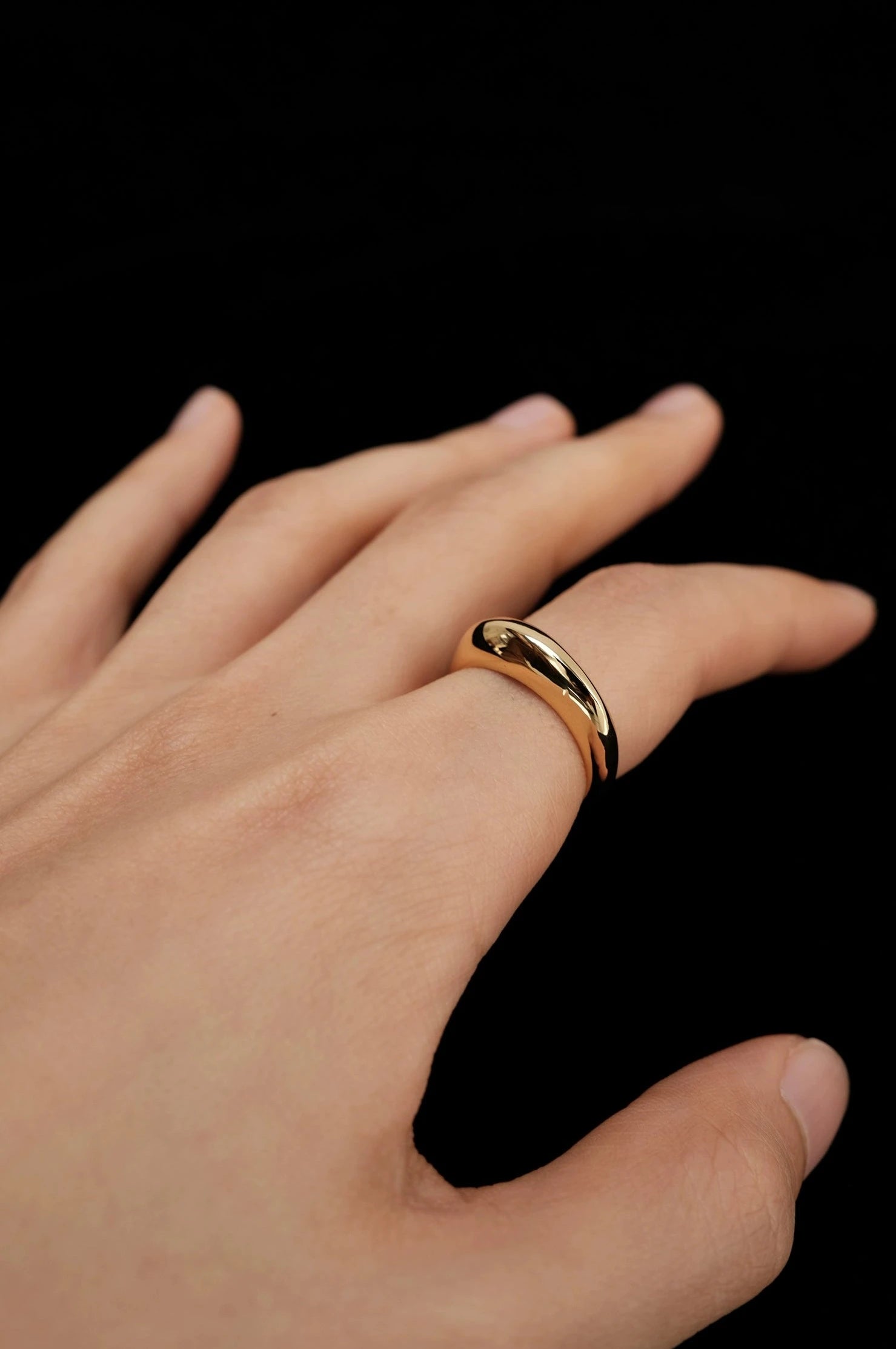 Tilda Modern Curved Ring Gold