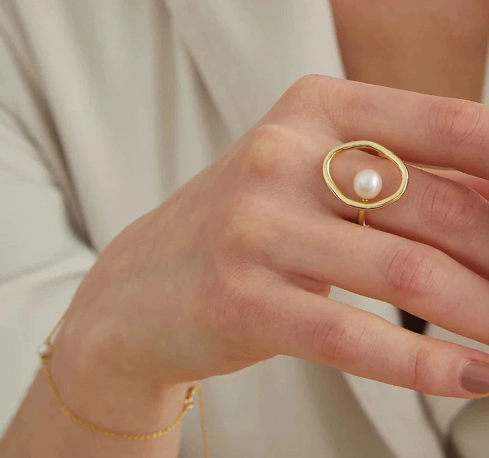 Contemporary Pearl Centro Ring Gold