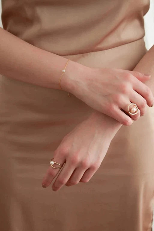 Contemporary Pearl Centro Ring Gold